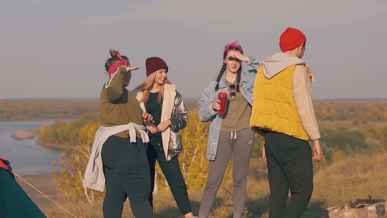 예쁜 소녀들은 숙취로 고통받고  ⁇ 고 있는 남자를 봅니다.