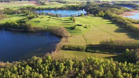 Un-Paraíso-Verde-Lleno-De-Lagos-Y-Bosques,-Vista-Aérea