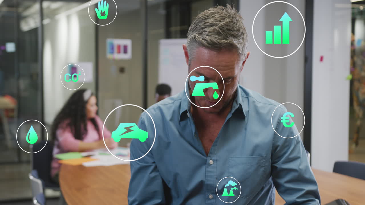 사무실 에서 카메라 를 바라보는 행복 한 백인 사업가 의 초상화