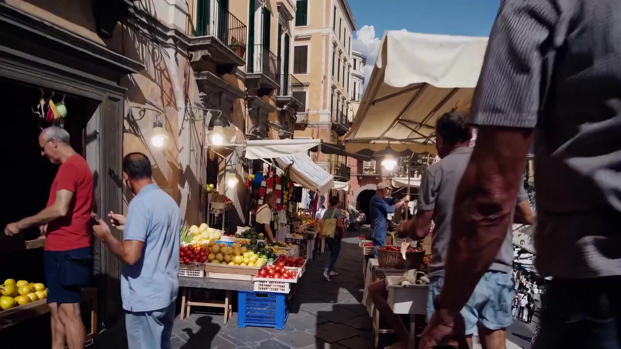 Vivace mercato di strada a Napoli con il Vesuvio e il porto
