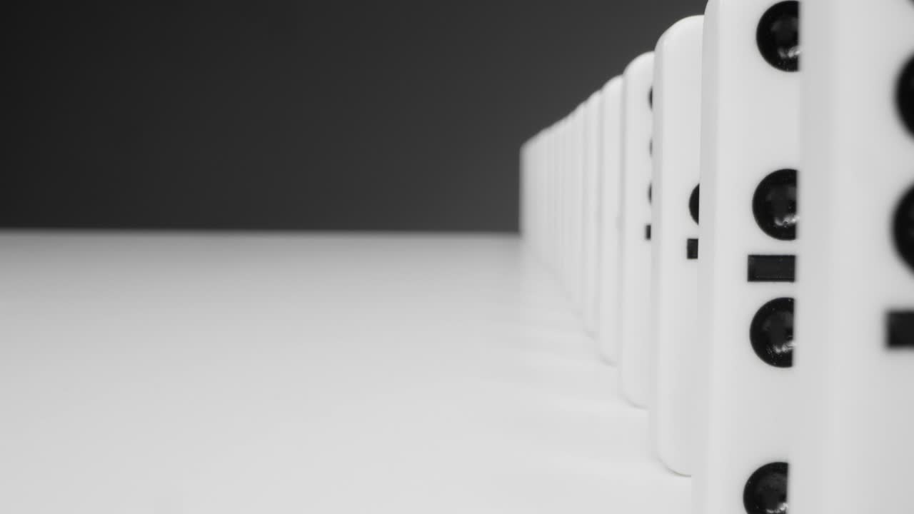 도미노가 떨어지는 트래킹 샷