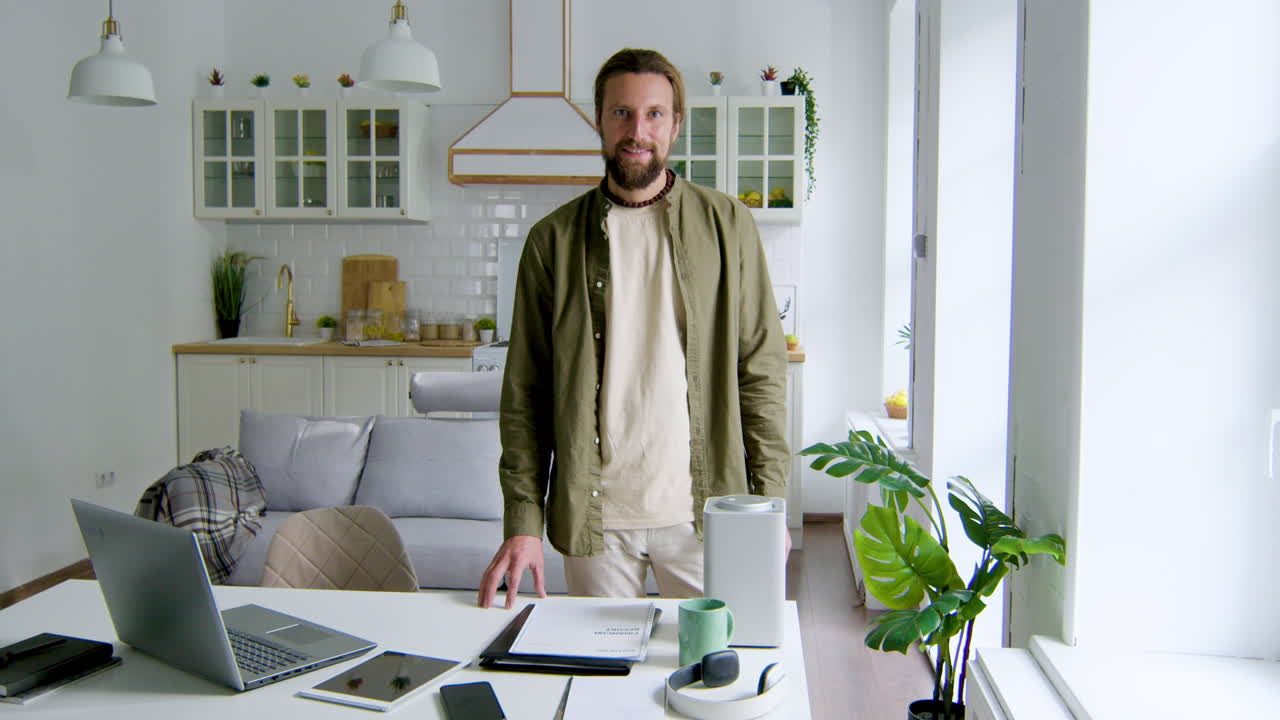 l'uomo nel soggiorno