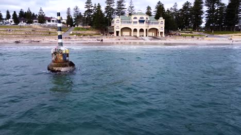 Cottesloe-Beach-Bell-Drohnenansicht-Auf-Wasserhöhe,-Blick-Zurück-Zum-Indiana-Tea-House