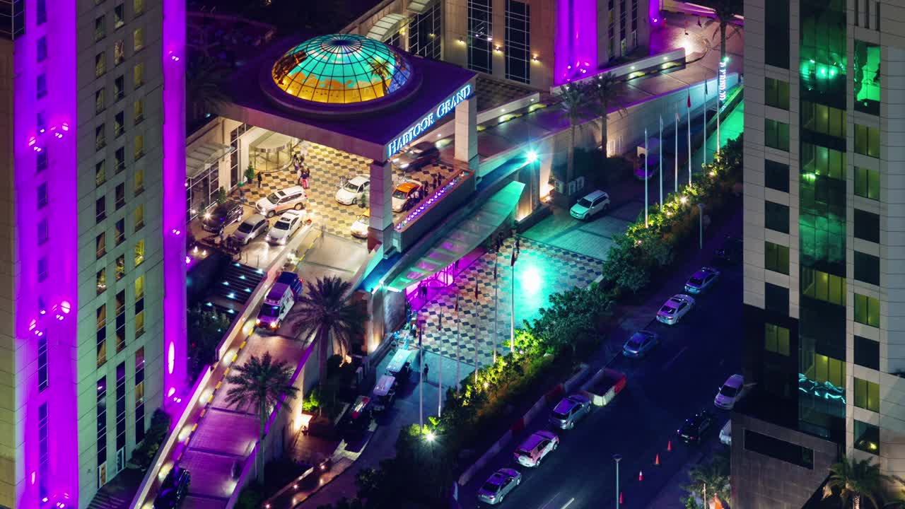 밤 조명 두바이 유명 호텔 인트랜스 지붕  뷰 4k 타임 스 아랍에미리트