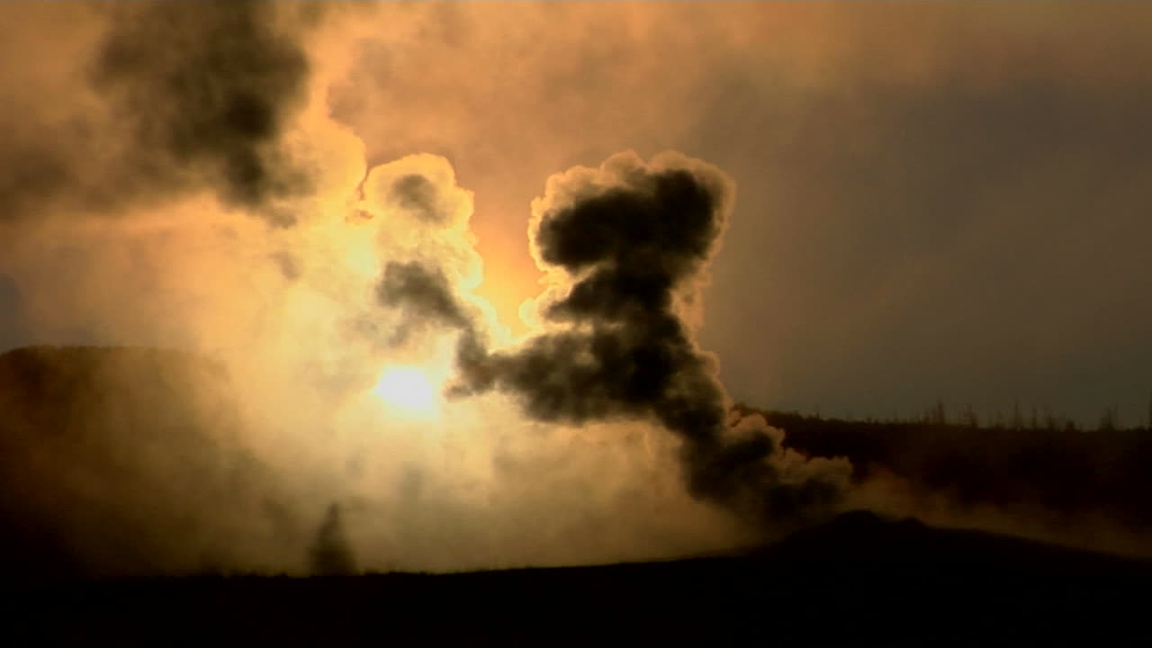 옐로스톤 국립공원의 지열 지역에서 화산 폭발로 인해 검은 구름이 솟아오른다