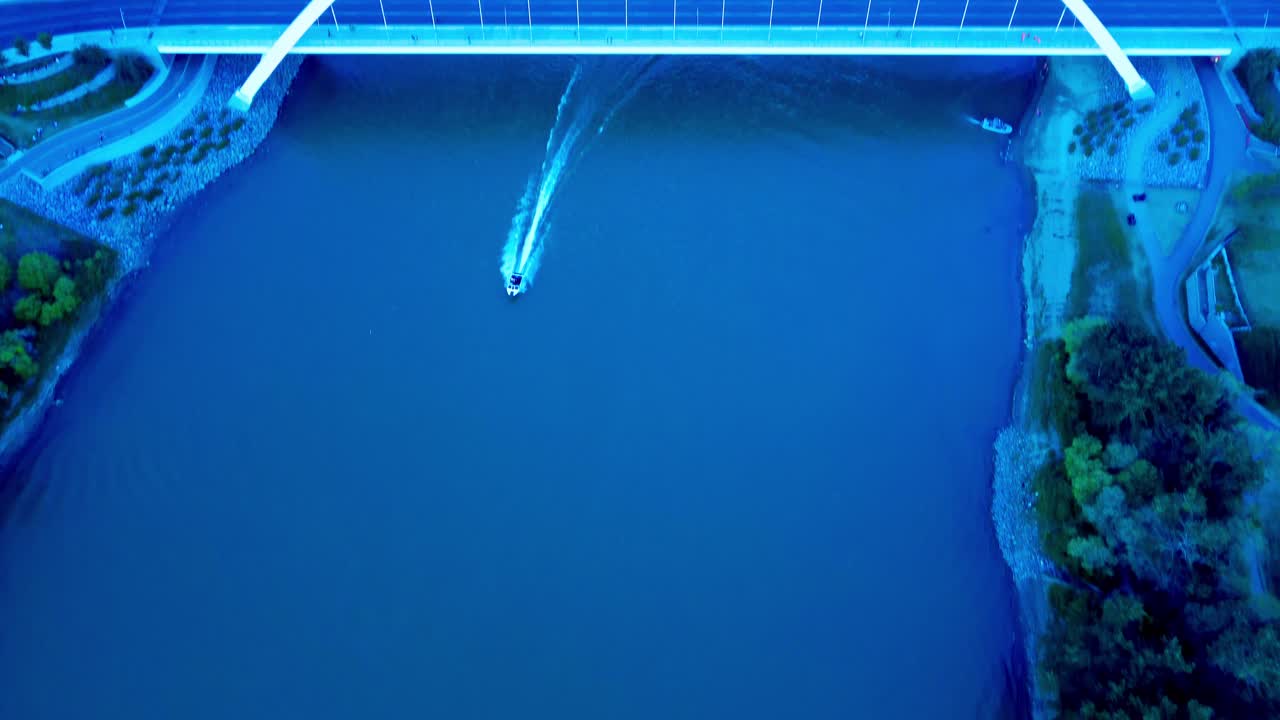 여름 공중 돌리 롤 조감도 비행 월터 데일 다리 스피드 보트는 친척 공원과 빅토리아 공원 황혼 1-2 사이에서 동쪽 강에서 서쪽으로 다리 아래에서지나갑니다.