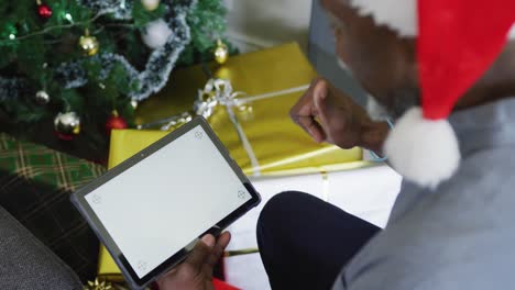 Glücklicher-älterer-Afroamerikanischer-Mann,-Der-Zu-Weihnachten-Ein-Tablet-Mit-Kopierplatz-Nutzt