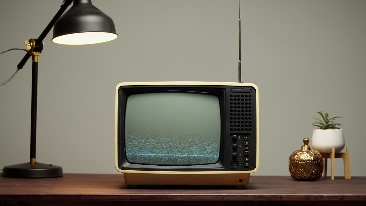 Televisore retrò che mostra interferenze sullo schermo