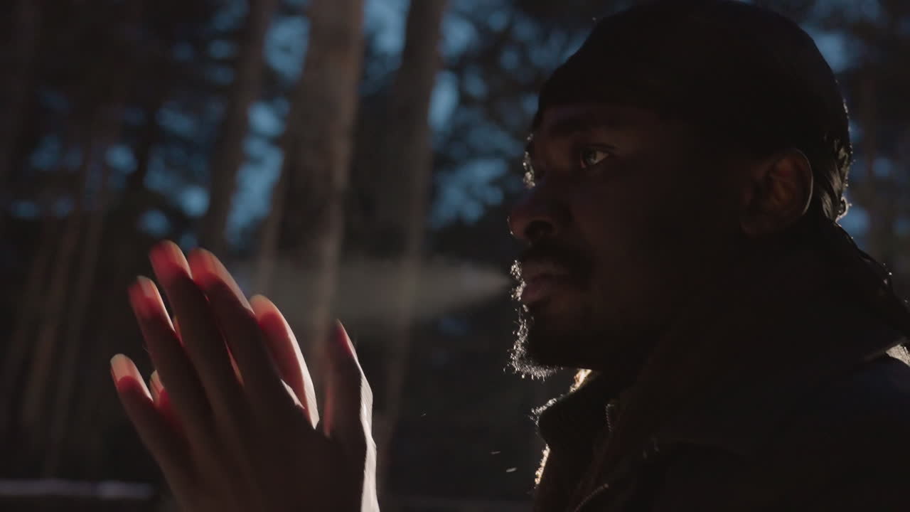 Una respiración constante aumenta el calor interno, una respiración controlada favorece el aislamiento en climas fríos y un ritmo respiratorio regular es esencial para la regulación de la temperatura corporal en temperaturas bajas.