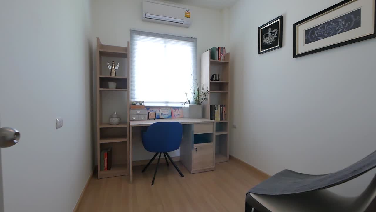 decoración sencilla de la sala de trabajo con luz natural