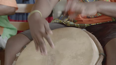 la gente está tocando instrumentos en un país del tercer mundo