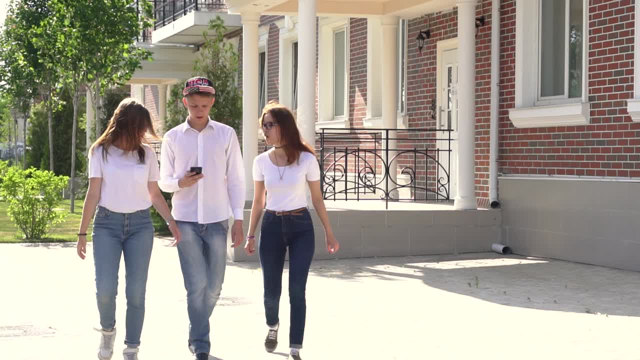 adolescentes bailando al aire libre