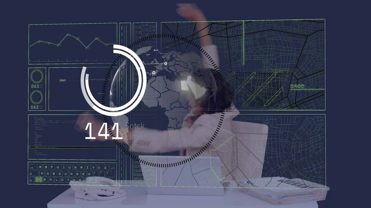 Donna che si stira le braccia alla scrivania dell'ufficio, con grafici fluttuanti, telefono e griglie di mappe che mostrano tecnologia.
