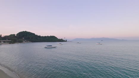 Farbenfroher-4k-drohnensonnenuntergang-Mit-Meerblick-über-Die-Küste-Am-Bo-Phut-Beach-In-Koh-Samui-Thailand,-Einschließlich-Verankerter-Yachten,-Kokosnusspalmen-Und-Strandresorts