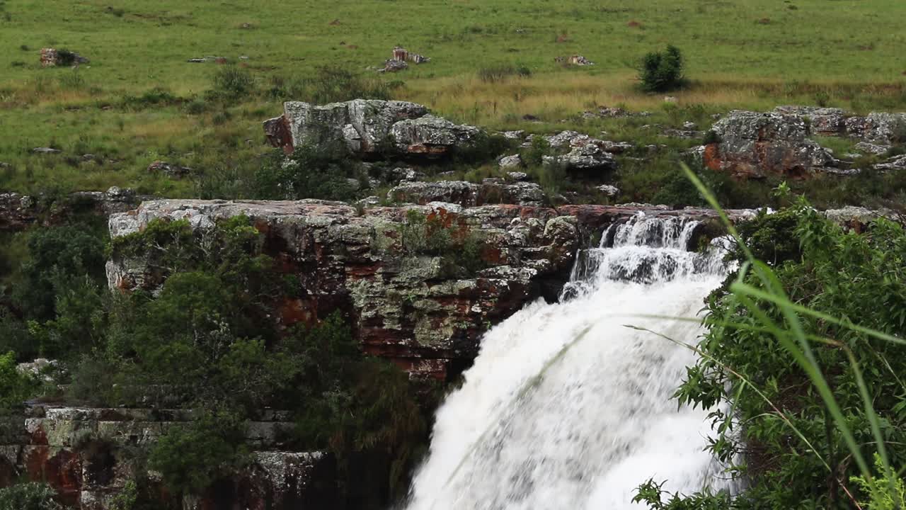 toma estática de las cataratas de lisboa en lisbon creek, grasskop, sudáfrica