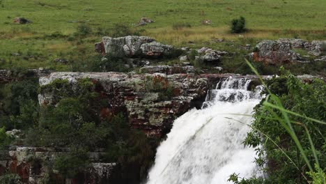 Toma-Estática-De-Las-Cataratas-De-Lisboa-En-Lisbon-Creek,-Grasskop,-Sudáfrica