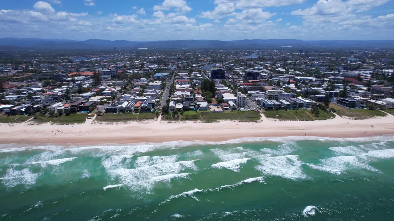 Zona Residenziale Suburbana sul Lungomare di Mermaid Beach sulla Gold Coast nel Queensland, Australia. Ripresa Aerea