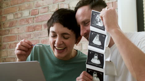 pareja haciendo una videollamada en la mesa