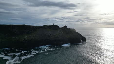 vista aérea de los acantilados de moher, las olas del océano y la torre en hag's head en irlanda