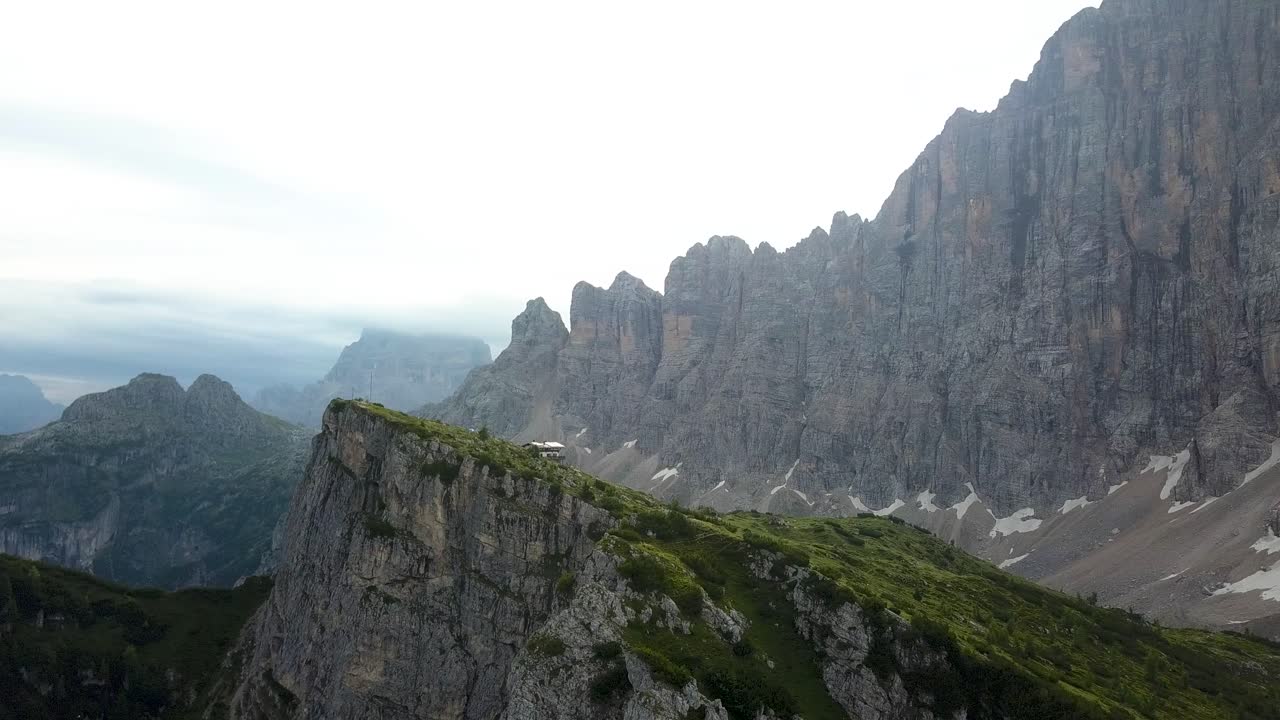 Cresta montuosa della valle verde in una giornata nuvolosa al Rifugio Tissi vicino al villaggio di Alleghe, Dolomiti, Italia