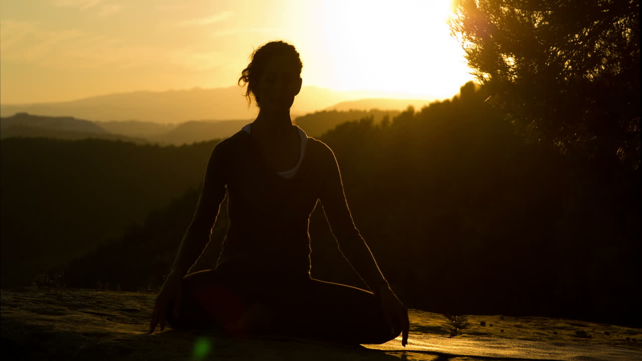 mujer haciendo yoga afuera 04