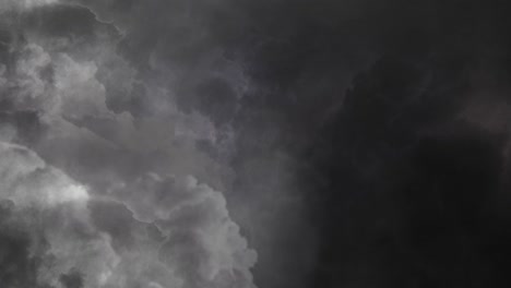tormenta de 4k, nubes oscuras en el cielo oscuro