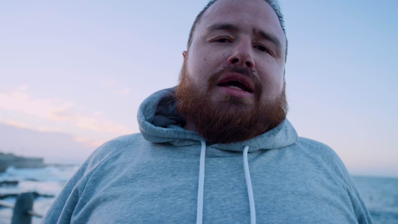 cansado, fitness y playa corriendo de un hombre