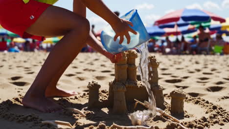 niños construyendo castillos de arena en la playa