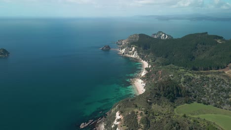 Fliegen-Sie-Entlang-Der-Kalksteinfelsen-Der-Coromandel-Halbinsel