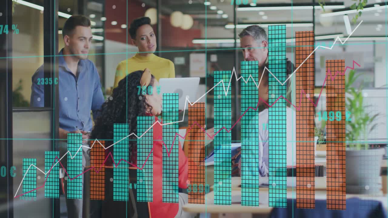 equipe de negócios aprofundando discussão em torno da mesa, iniciando sobreposição de gráficos animados de barras e linhas