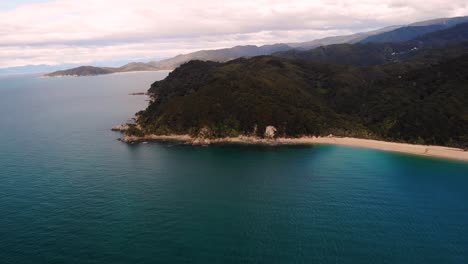 Paisaje-De-Paisajes-Costeros-Vista-Aérea-De-Aves-De-La-Costa-De-Abel-Tasman,-Nueva-Zelanda