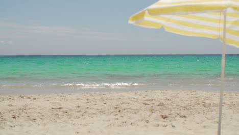 paraguas de playa en una playa tropical soleada