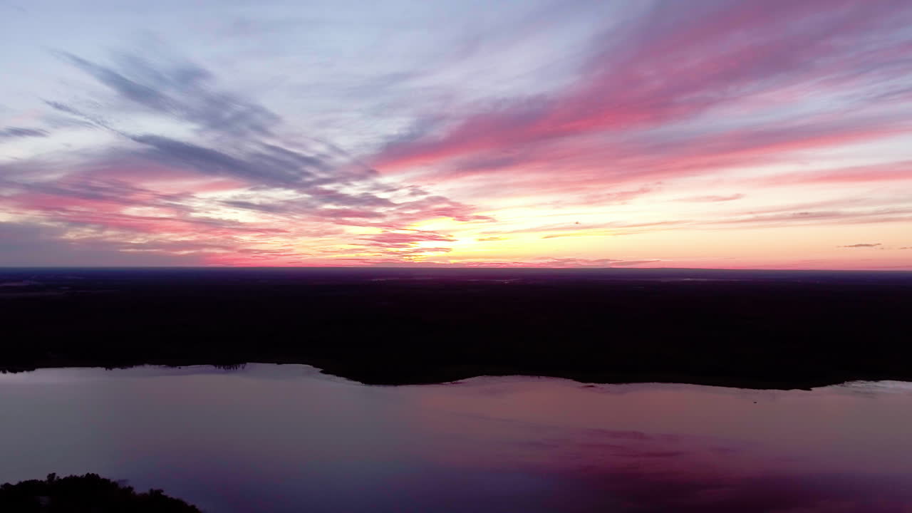 aéreo sobre un hermoso lago al atardecer