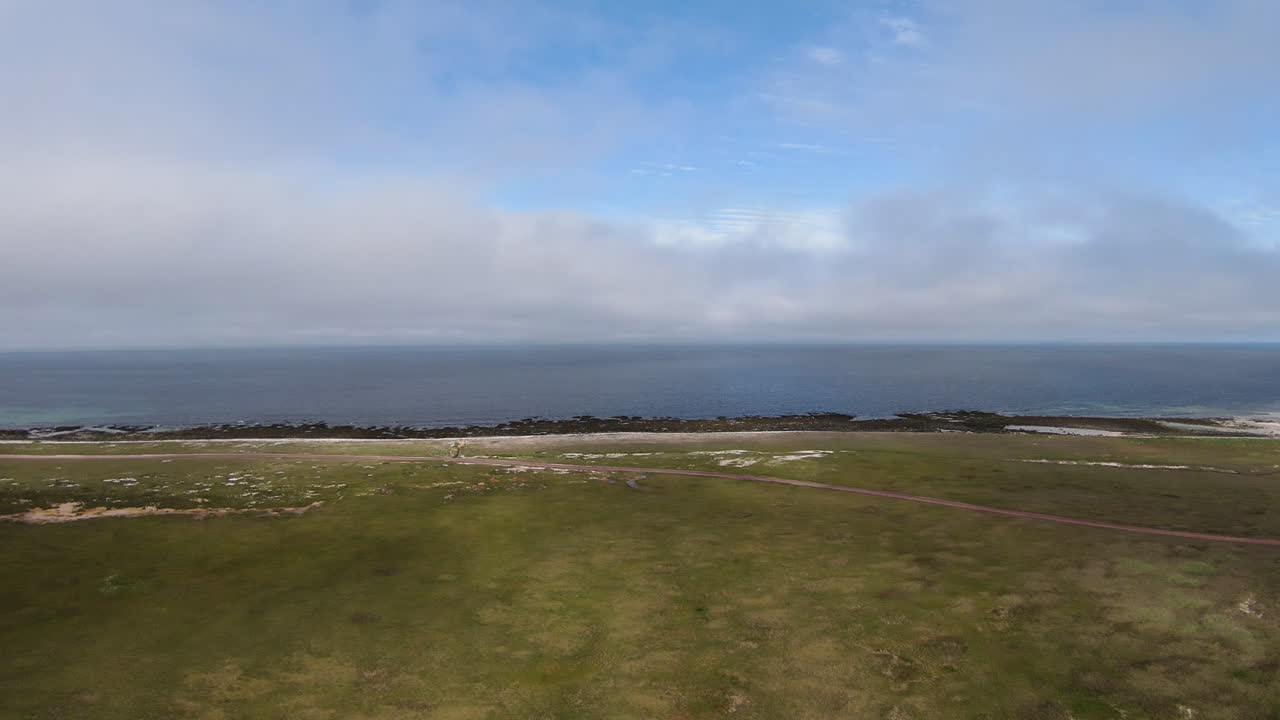 잔잔한 바다 해안을 향한 느린 돌리 관점