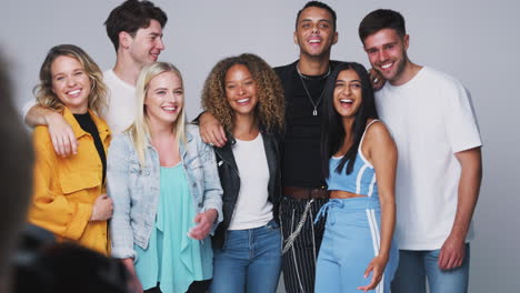 Grupo-De-Jóvenes-Amigos-Multiculturales-Tomando-Fotografías-En-Un-Estudio-En-Cámara-Lenta