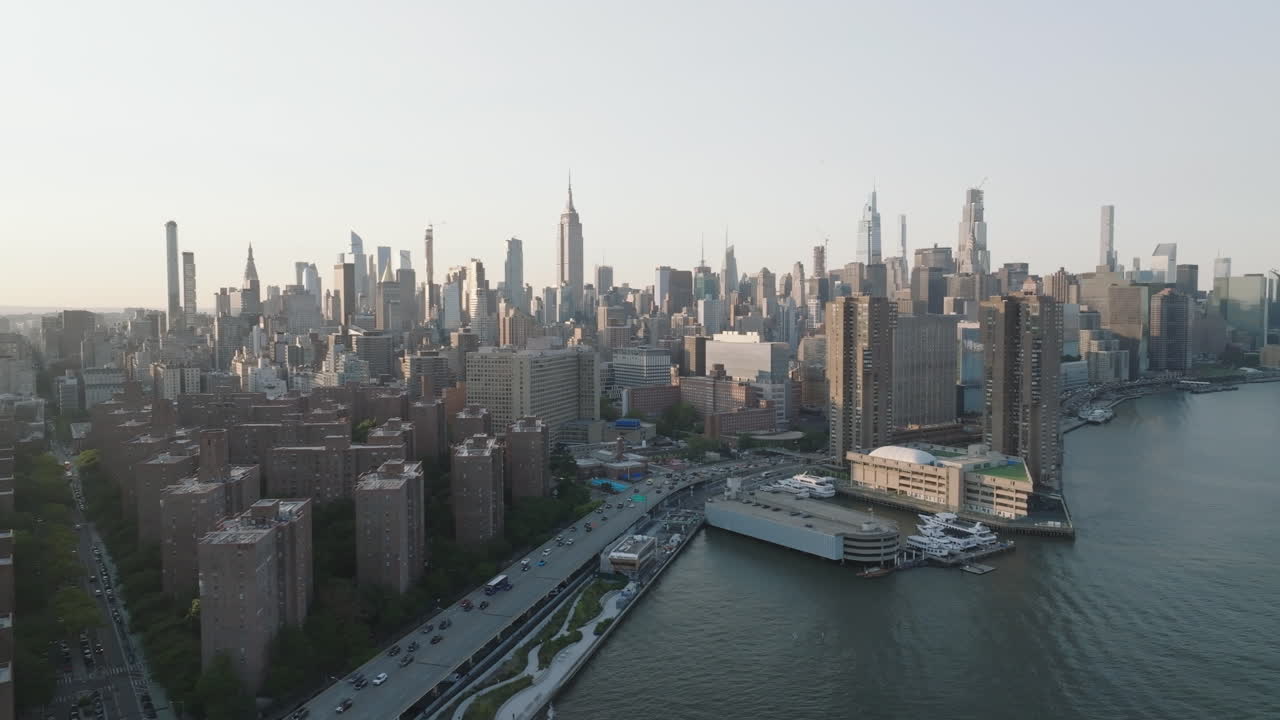 뉴욕시의 한 여름 오후에 찍은 사진