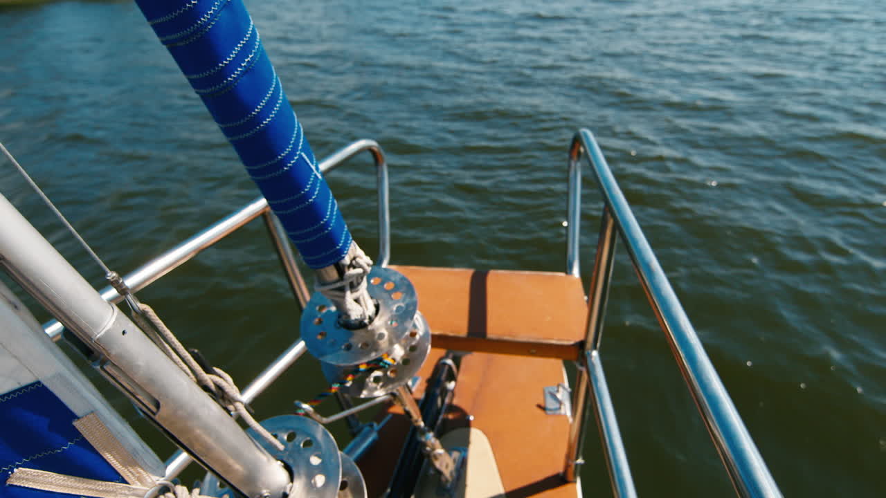 aparejo con cuerdas y bloques en el yate 2