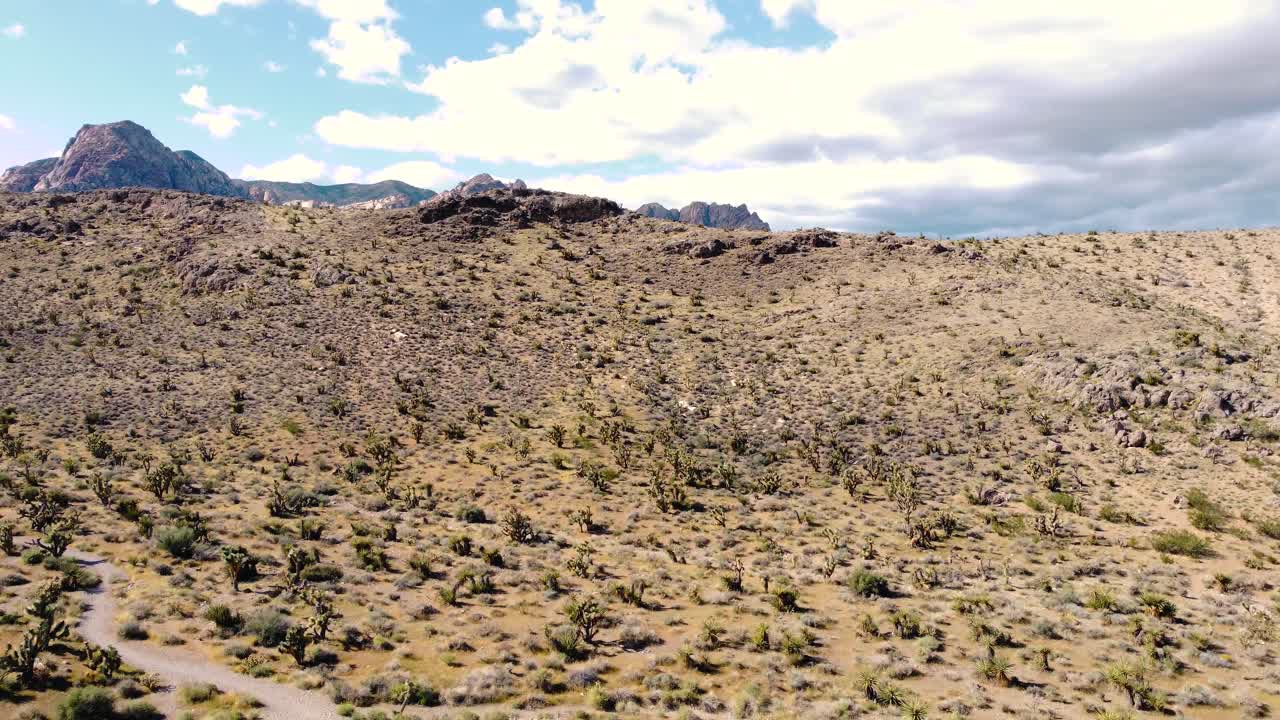 drone en el desierto en un día nublado