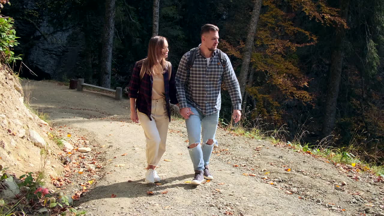 pareja de senderismo en el bosque de otoño