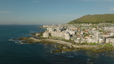 Costa-Del-Mar-En-Destino-Turístico.-Edificios-De-Apartamentos-De-Varios-Pisos-U-Hoteles-Frente-Al-Mar.-Ciudad-Del-Cabo,-Sudáfrica