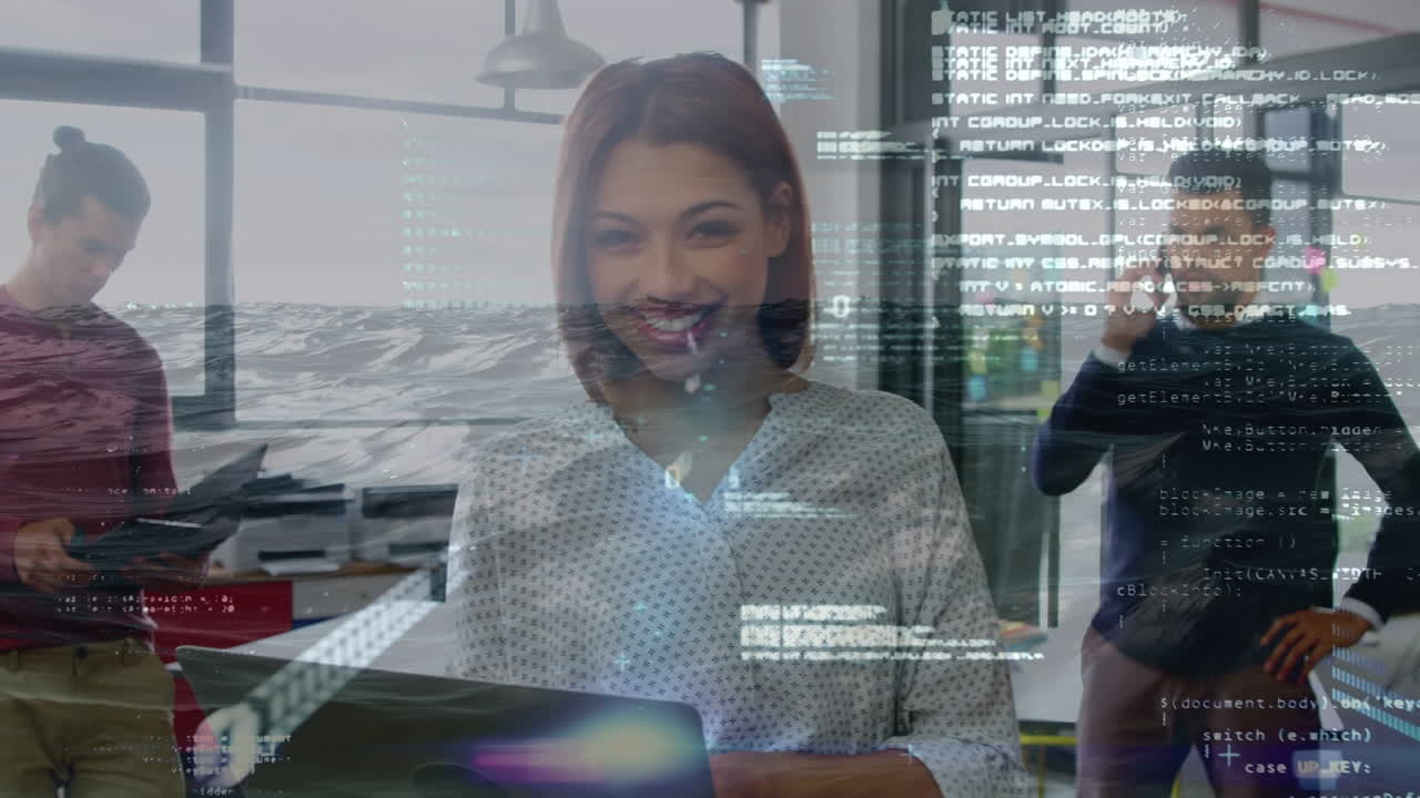 animación del procesamiento de datos en diversas personas de negocios que utilizan portátiles y tabletas