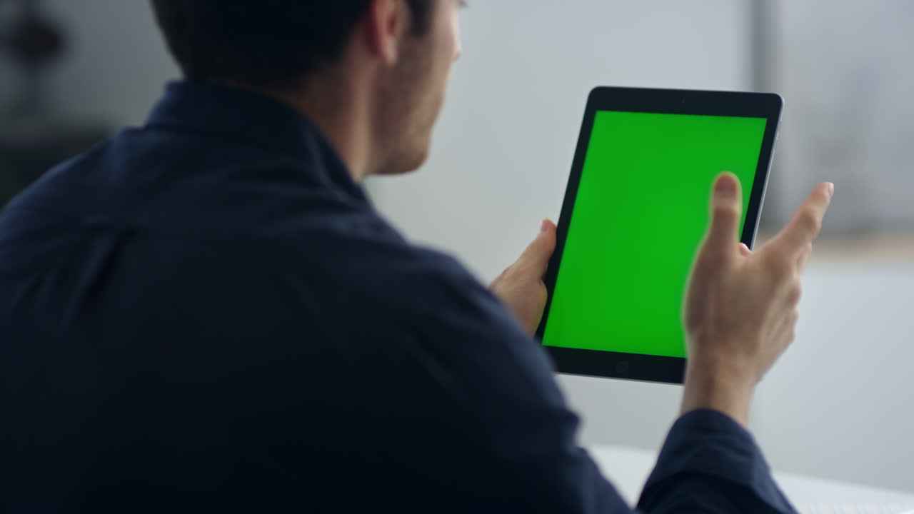 hombre de negocios alegre haciendo saludos y gestos similares. hombre de negocios haciendo una videollamada