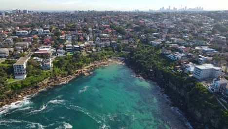 Panorama-Of-Coogee-City-In-Sydney,-NSW,-Australia---Rocky-Coastline-Of-Gordon's-Bay-Beach