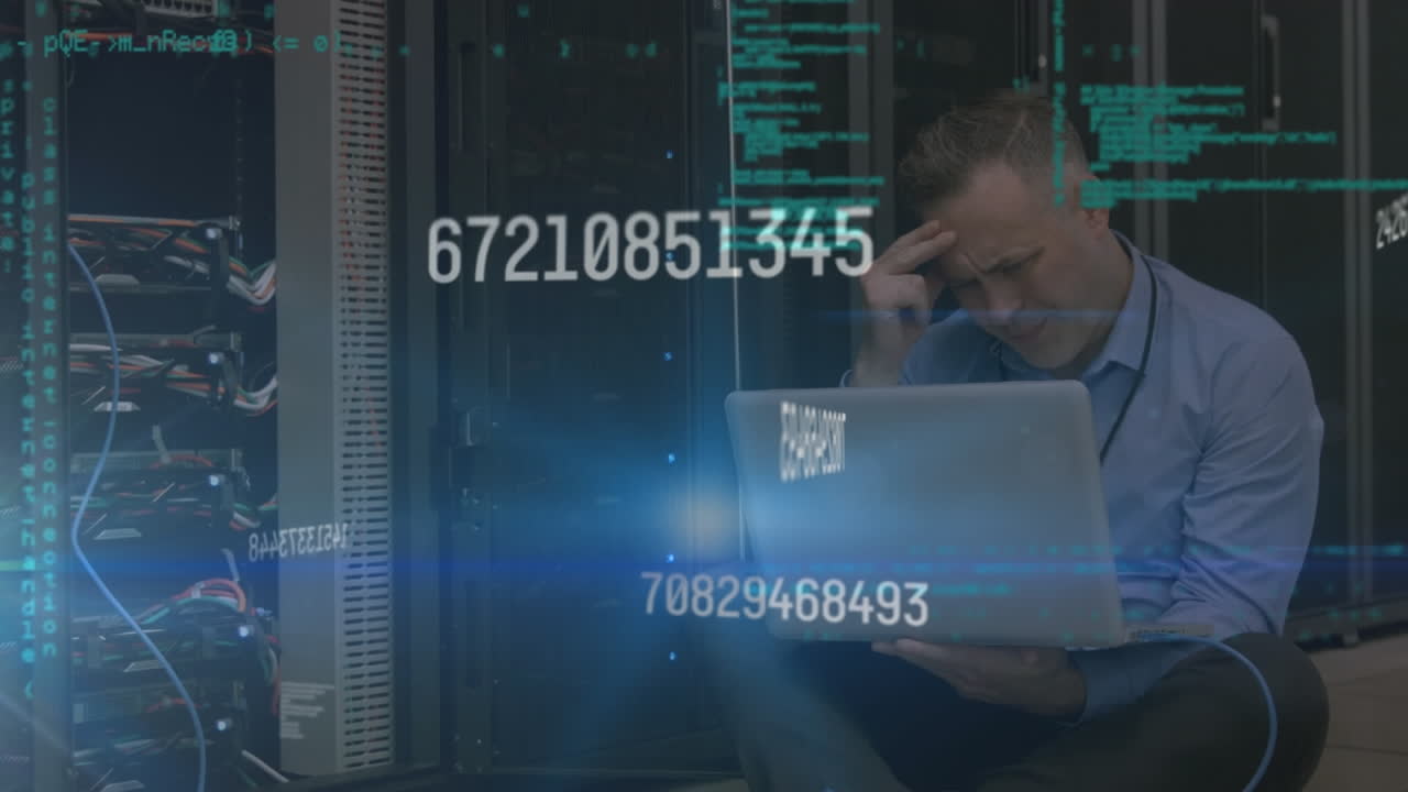 animación de procesamiento de datos sobre hombre caucásico usando computadora portátil por servidores informáticos