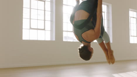 Mujer-De-Yoga-Aérea-Practicando-Pose-De-Oración-De-Pie-Colgando-Boca-Abajo-Usando-Una-Hamaca-Disfrutando-De-Un-Estilo-De-Vida-Saludable-Haciendo-Ejercicio-En-El-Estudio-De-Entrenamiento-De-Meditación-Al-Amanecer.