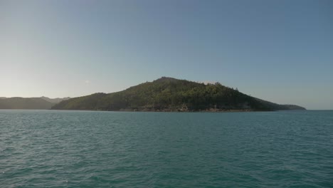 Entrada-Densamente-Arbolada-Rodeada-Por-Las-Tranquilas-Aguas-Azules-De-La-Gran-Barrera-De-Coral