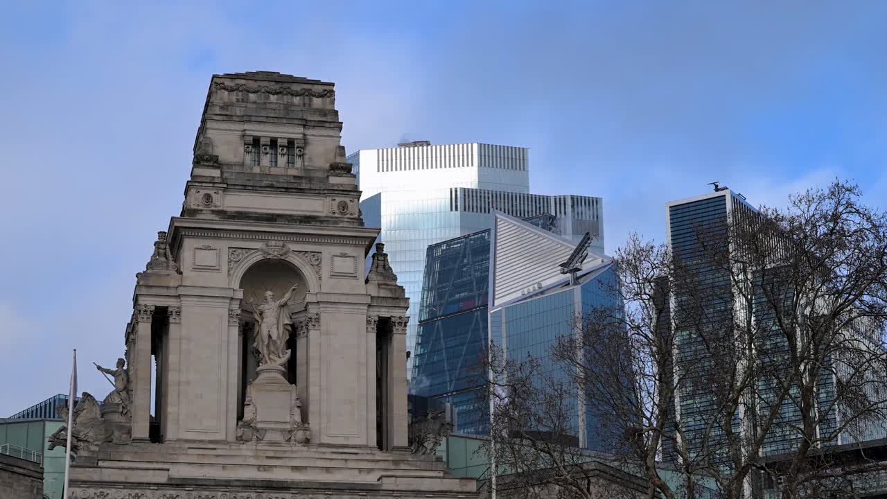 La grandiosa arquitectura neoclásica del Hotel Four Seasons en Ten Trinity Square con los modernos rascacielos de cristal del distrito financiero de la City de Londres elevándose al fondo