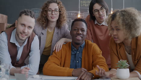 equipo de negocios diverso en una reunión