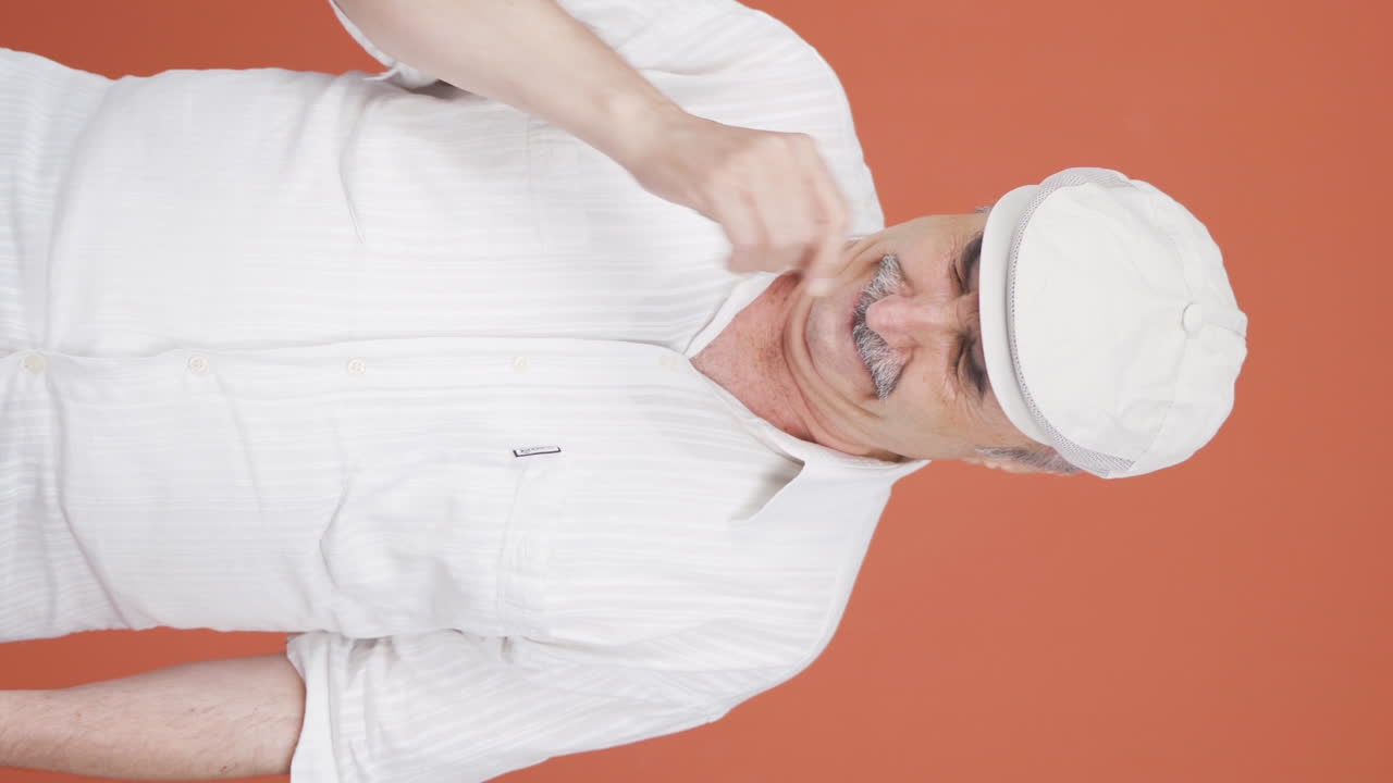 Video verticale di anziano che piange