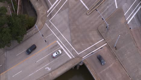 Vogelperspektive-Auf-Den-Buffalo-Bayou,-Der-Unter-Den-Straßen-Von-Houston,-Texas-Verläuft